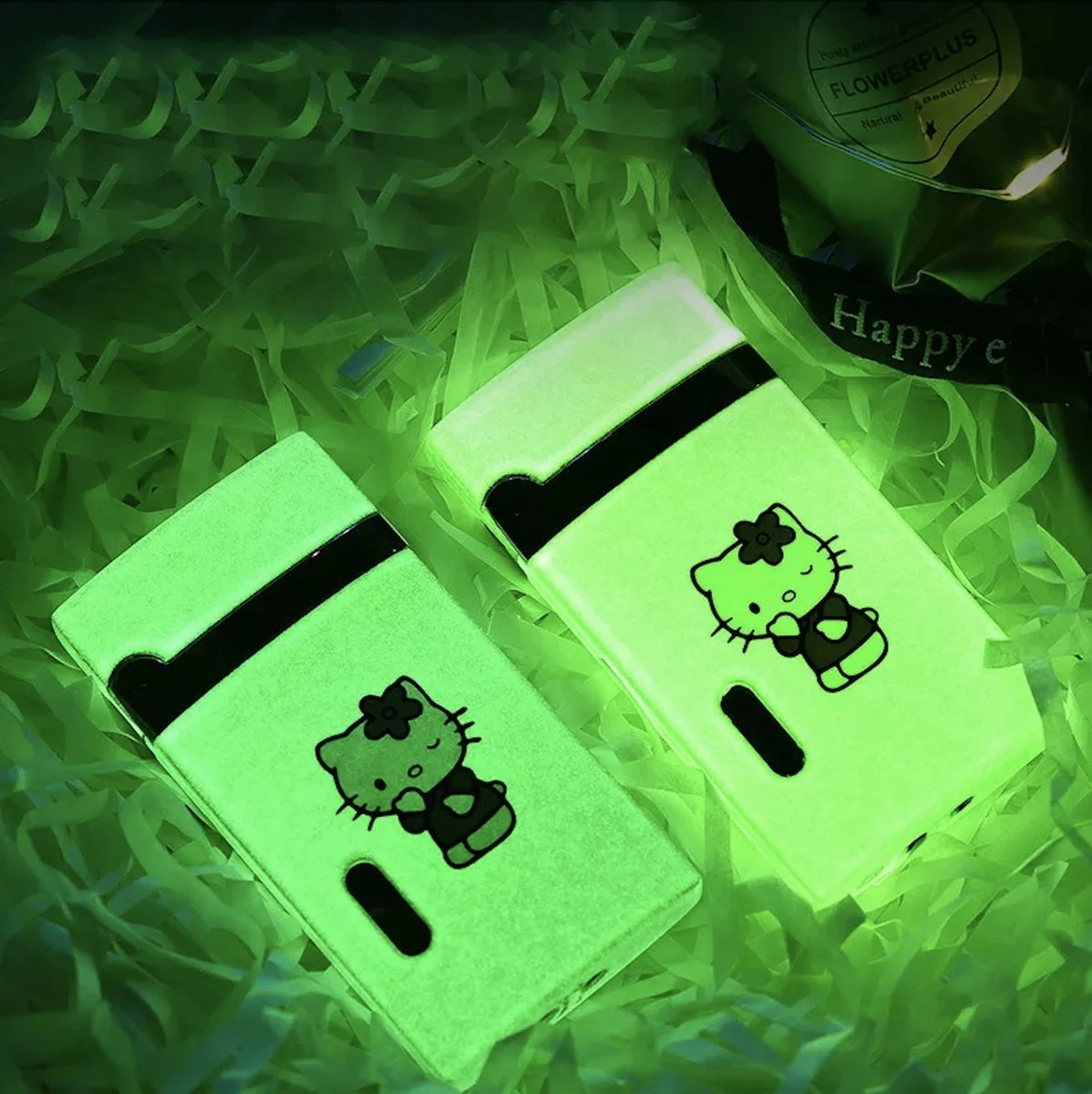 Merkloos Hello Kitty Glow In The Dark Aansteker Met Roze Vlam - Bekend Van TikTok - Hervulbaar En Windproof 3 Merkloos Hello Kitty Glow In The Dark Aansteker Met Roze Vlam - Bekend Van TikTok - Hervulbaar En Windproof - Afbeelding 3