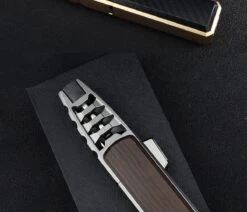 Merkloos Turbo Jetflame Aansteker - Gasbrander - Vuurwerk Torch - Crème Brûlée Brander - BBQ En Sigaren Aansteker - Windproof - Walnoothout Met Grijze Metalen Behuizing -Bbq Promotiewinkel 1200x1028 5