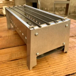 Spiedini Saté-bbq Bali 40 Mini - Kleine, Smalle Houtskoolbarbecue Met Horizontaal Rooster Voor Sate Of Andere Spiesjes - 40 Cm Lang, 11 Cm Breed, 14 Cm Hoog - Ideaal Voor Tuin- Of Open Haard, Of Balkon - Materiaal: Gealuminiseerd Ijzer -Bbq Promotiewinkel 1200x1200 32