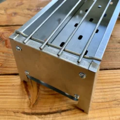 Spiedini Saté-bbq Bali 40 Mini - Kleine, Smalle Houtskoolbarbecue Met Horizontaal Rooster Voor Sate Of Andere Spiesjes - 40 Cm Lang, 11 Cm Breed, 14 Cm Hoog - Ideaal Voor Tuin- Of Open Haard, Of Balkon - Materiaal: Gealuminiseerd Ijzer -Bbq Promotiewinkel 1200x1200 33