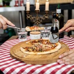 Boska Pizzaplank Friends L - BBQ Accessoires - Eikenhout - Handige Opvanggeul - Ø 34 Cm 20 Boska Pizzaplank Friends L - BBQ Accessoires - Eikenhout - Handige Opvanggeul - Ø 34 Cm -Bbq Promotiewinkel 1200x1200 628