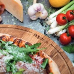 Boska Pizzaplank Friends L - BBQ Accessoires - Eikenhout - Handige Opvanggeul - Ø 34 Cm 21 Boska Pizzaplank Friends L - BBQ Accessoires - Eikenhout - Handige Opvanggeul - Ø 34 Cm -Bbq Promotiewinkel 1200x1200 629