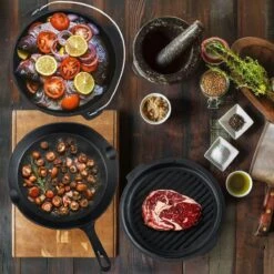 Dutch Mountains Gietijzeren Pannenset 7-delig - Dutch Oven – Braadpan - Grillpan - Hapjespan - Kookset In Houten Transportkist - Deksellifter - Brander -Bbq Promotiewinkel 1200x1200 641