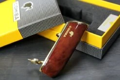 Cohiba® Sigarenaansteker - Sigarenboor - Sigaren - Sigaar - Cohiba Aansteker - Sigarenboor - Sigaren Accessoires - Sigarenknipper - Sigaar Aansteker - Cohiba - Incl. Luxe Geschenkdoos - Rood -Bbq Promotiewinkel 1200x800 54