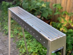 Spiedini Saté-bbq Bali 80 - Saté Houtskoolbarbecue Met Horizontaal Rooster - 80 Cm Lang, 11 Cm Breed - Materiaal: Gealuminiseerd Ijzer -Bbq Promotiewinkel 1200x899 3