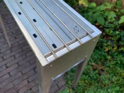 Spiedini Saté-bbq Bali 80 - Saté Houtskoolbarbecue Met Horizontaal Rooster - 80 Cm Lang, 11 Cm Breed - Materiaal: Gealuminiseerd Ijzer -Bbq Promotiewinkel 1200x899 4