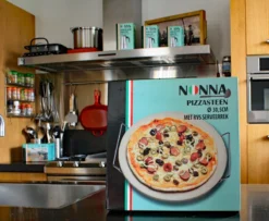 Nonna Pizzasteen Ø30,5 Met RVS Serveerrek - Stenen Pizzaplaat / Ovenplaat (11mm Dik) Voor Oven En Barbecue (BBQ) - Maximaal 600 Graden Celcius 9 Nonna Pizzasteen Ø30,5 Met RVS Serveerrek - Stenen Pizzaplaat / Ovenplaat (11mm Dik) Voor Oven En Barbecue (BBQ) - Maximaal 600 Graden Celcius -Bbq Promotiewinkel 1200x985
