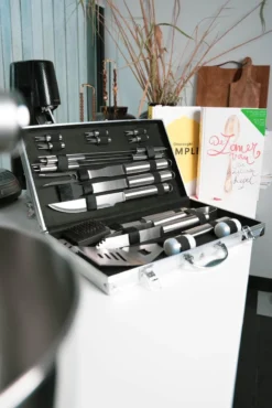 Sens Design BBQ Accesoires - 18 Delig - BBQ Gereedschapset Koffer -Bbq Promotiewinkel 801x1200